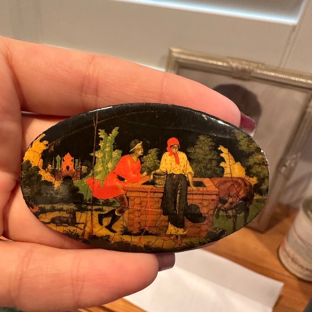 Beautiful brooch - Picture 1 of 5